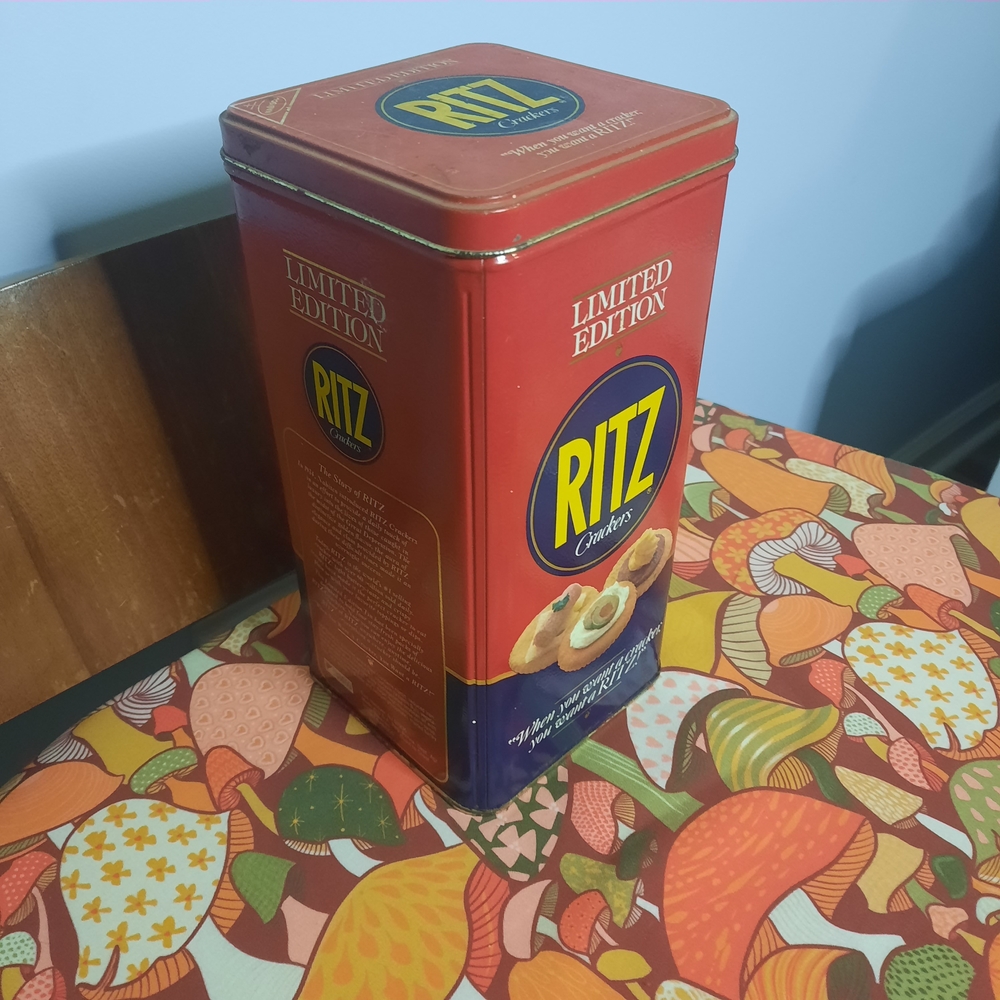 VINTAGE RITZ‎ Limited Edition 1987 Red & Navy Tin, Kitchen, Decor